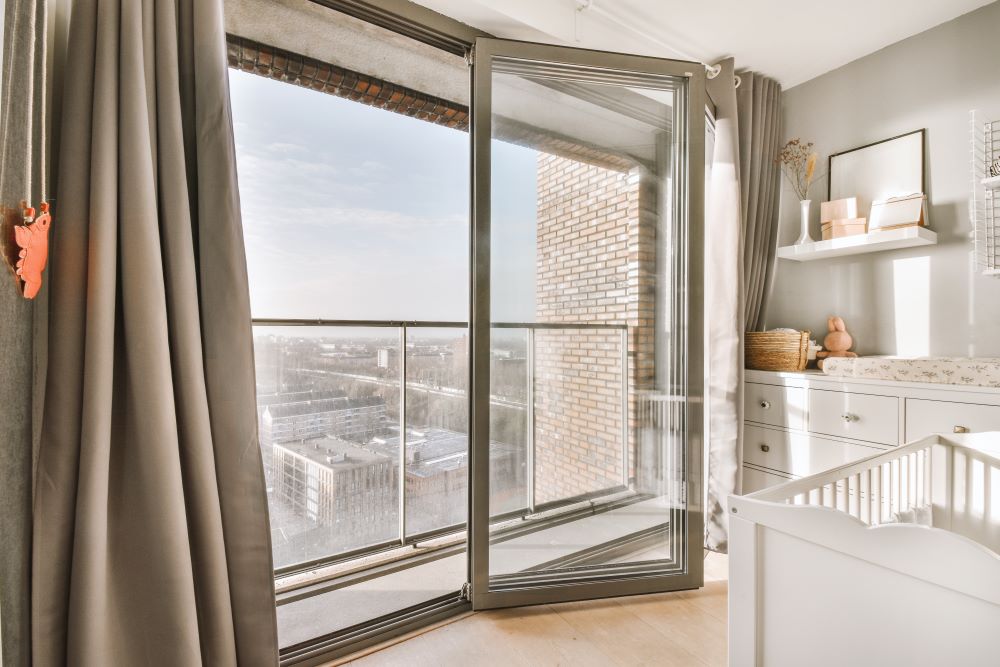 Toló-bukó erkélyajtók beépítéssel